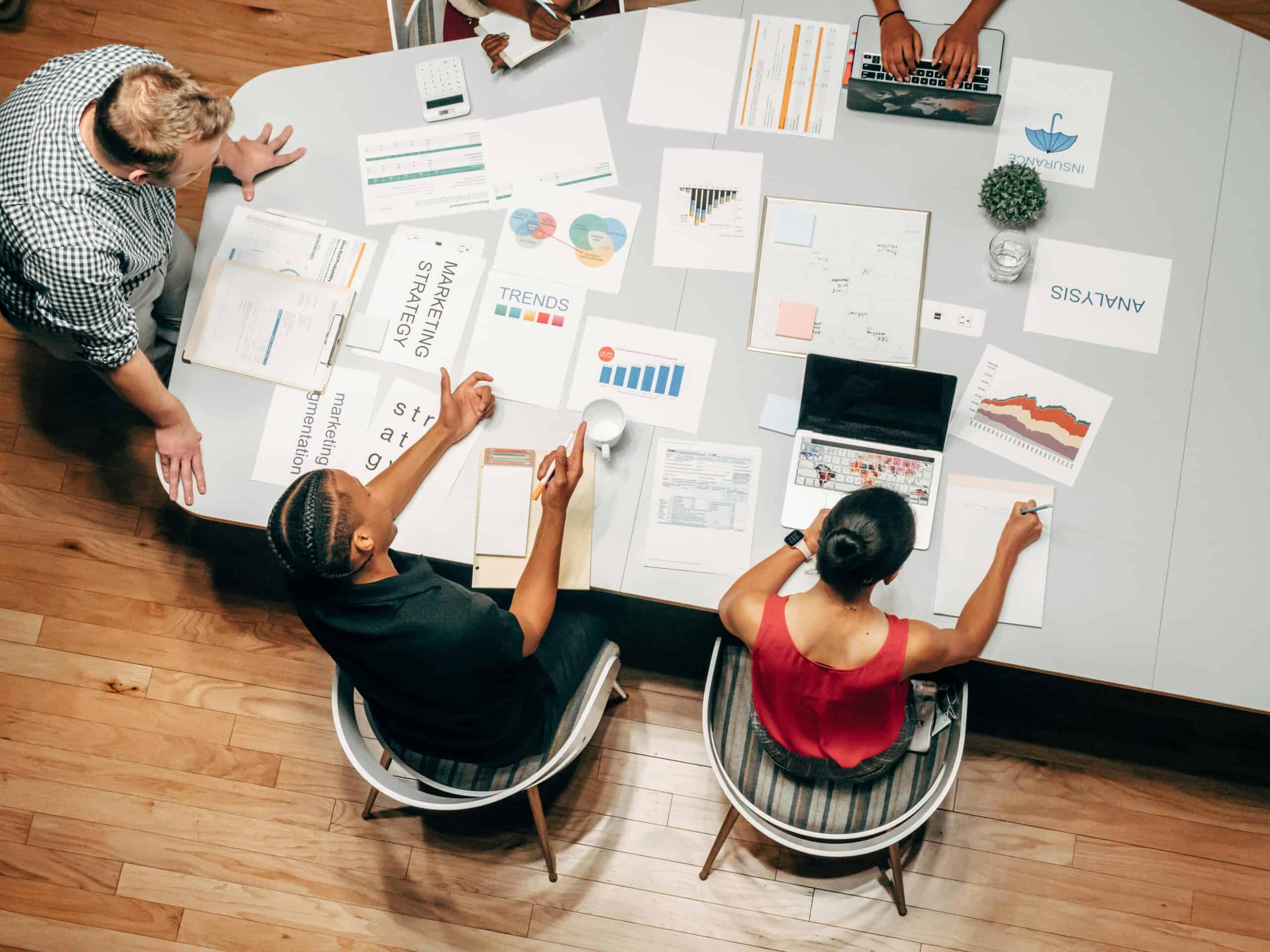 Image illustrant une réunion d'équipe dans un espace de travail collaboratif.